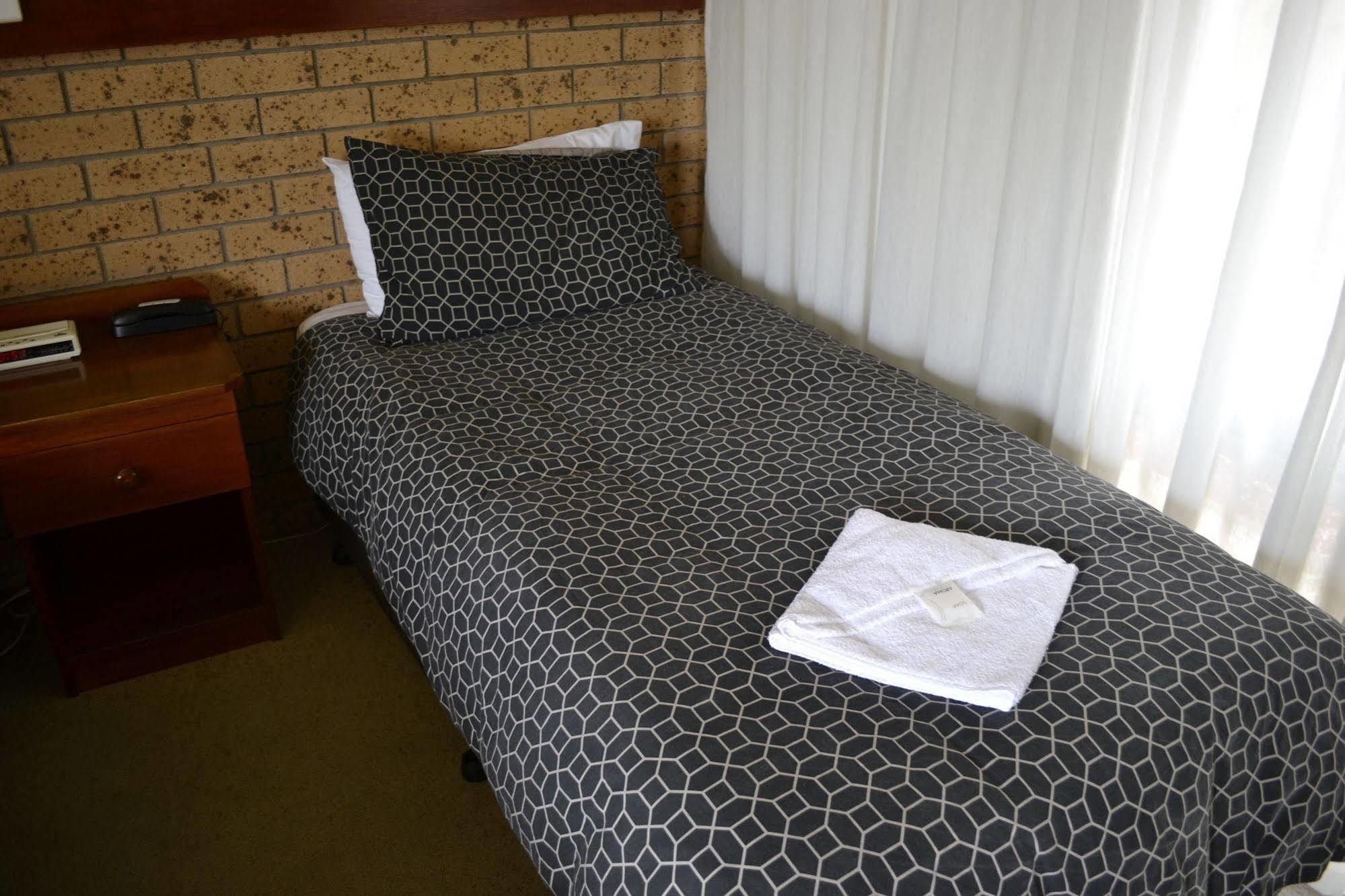 Colac Mid City Motor Inn Bagian luar foto