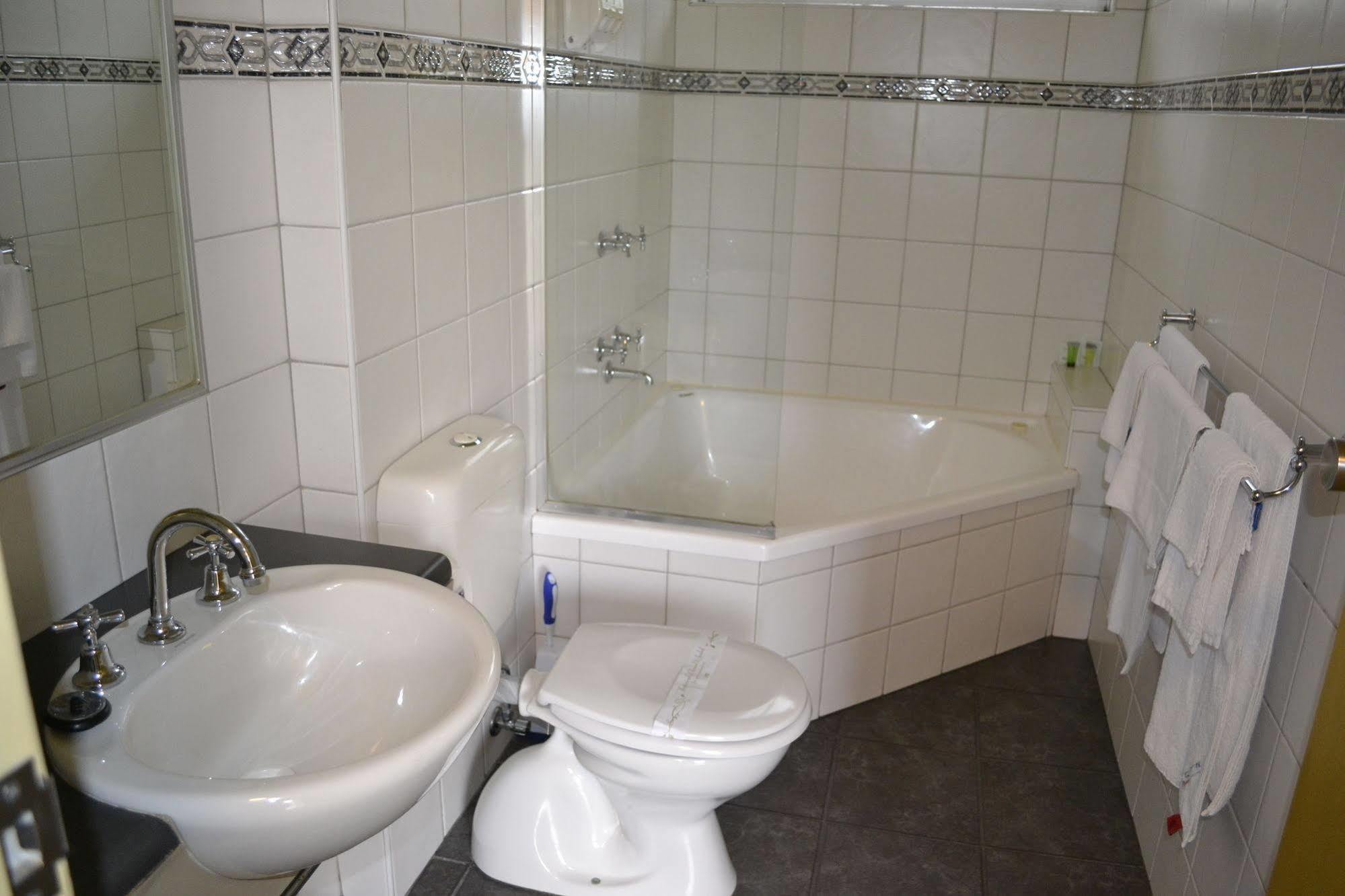 Colac Mid City Motor Inn Bagian luar foto